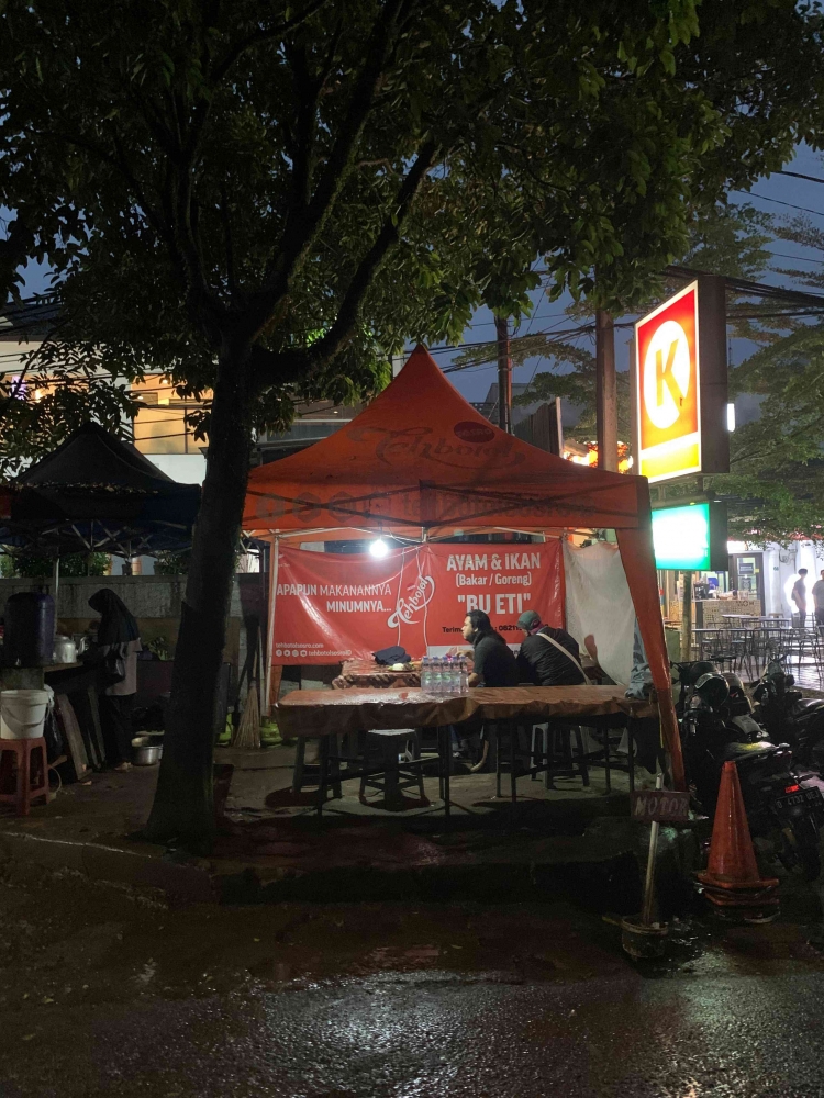 Rasa Hangat Bu Eti: Santapan Harian yang Menggugah Selera di Cilacap